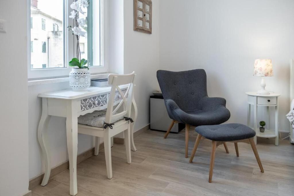 Apartment And Poesia *