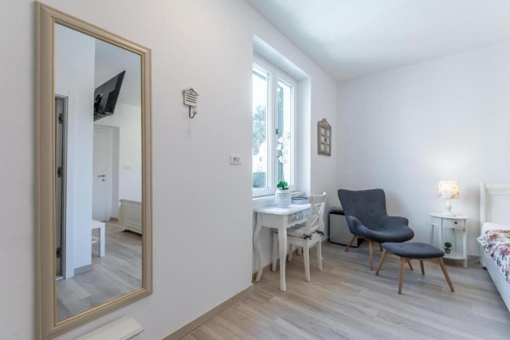 Apartment And Poesia *