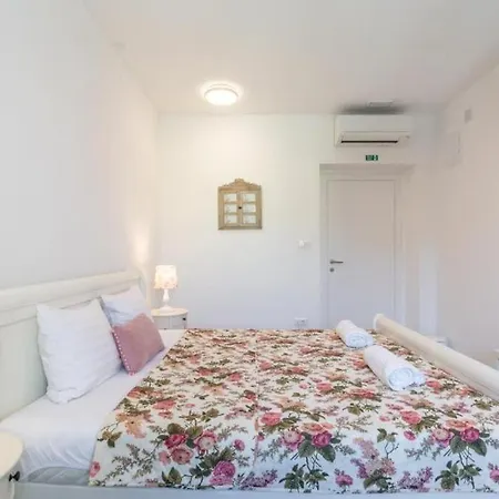 Apartments And Room Poesia Split Exterior photo