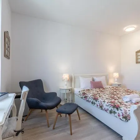 Apartments And Room Poesia Split Exterior photo