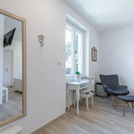 Apartments And Room Poesia Split Exterior photo